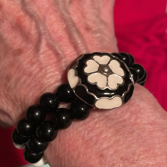 Vintage black and white double strand stretchy bead bracelet with 1” flower - Picture 5 of 7